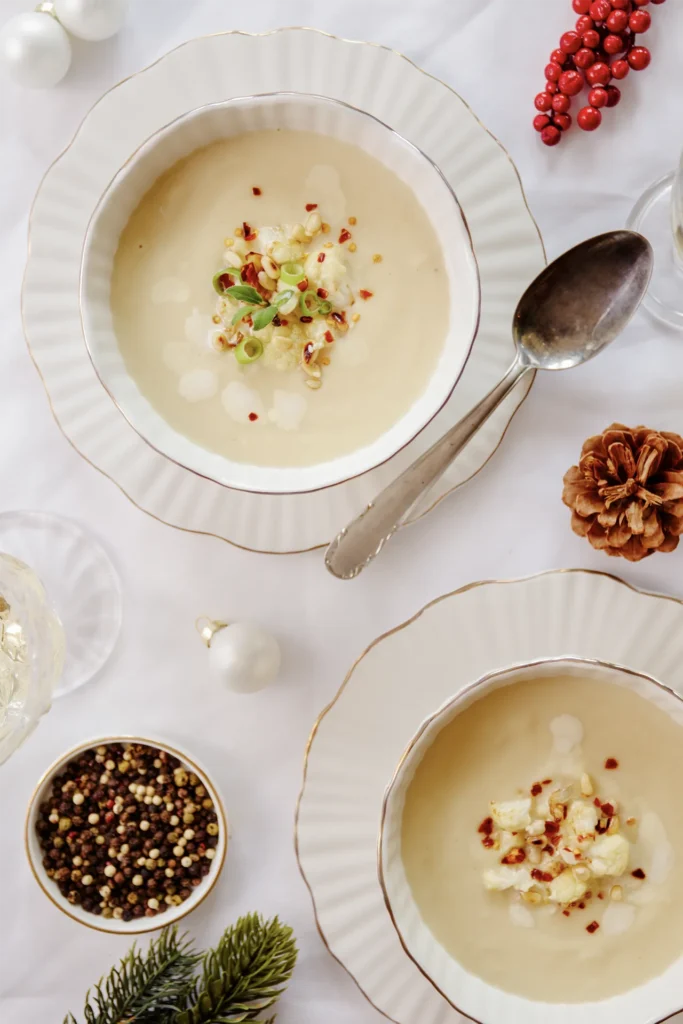 Karfiolcreme-Suppe mit Pinienkern-Topping, fotografiert von David Steiner für Kochbackwelt – cremige Suppe perfekt angerichtet in winterlicher Atmosphäre.