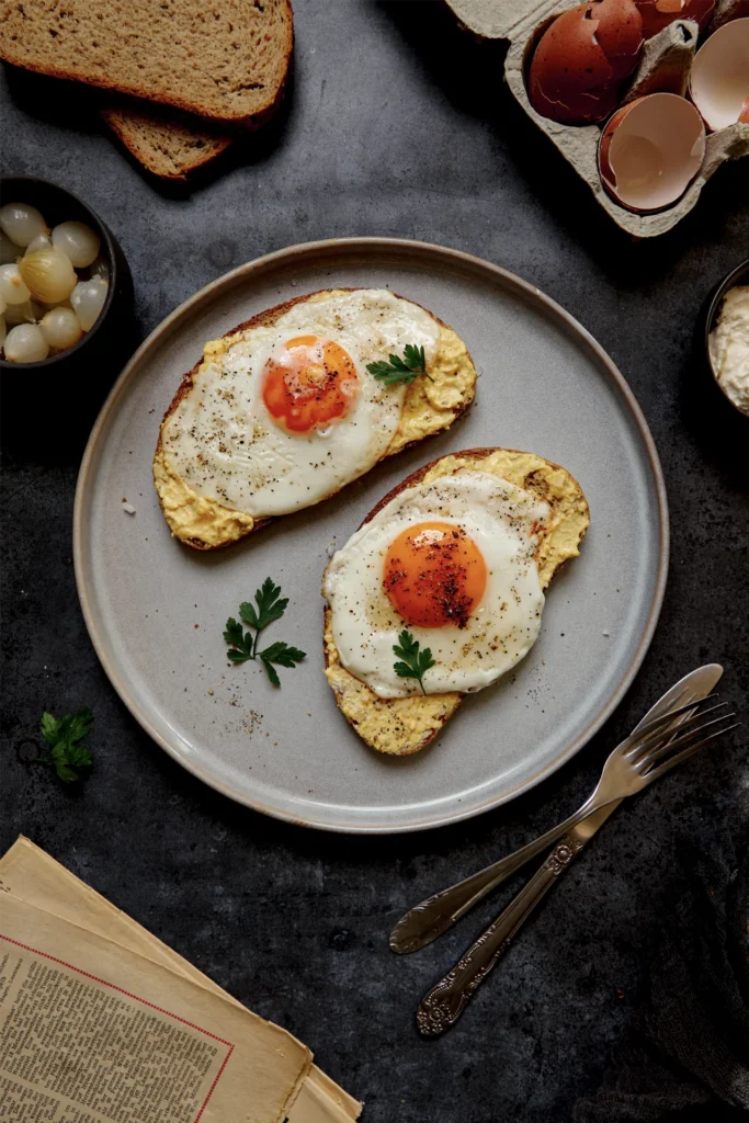 Spiegelei-Brot mit cremigem Eier-Aufstrich, perfekt für Frühstück oder Abendessen – ein schnelles, leckeres Rezept mit frischen Zutaten und knusprigem Brot.