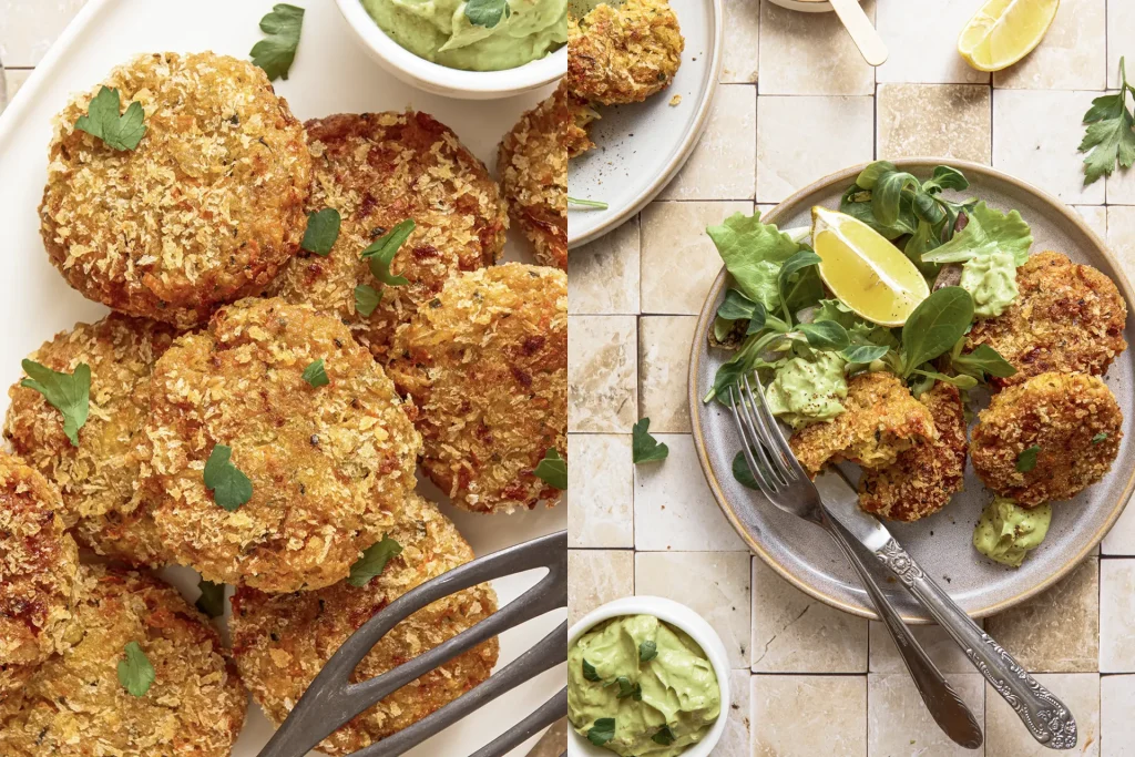 Gemüse-Bratlinge mit Avocado-Tahini-Dip, inspiriert von der Levante-Küche, serviert auf einem Teller mit frischen Kräutern und orientalischen Aromen.