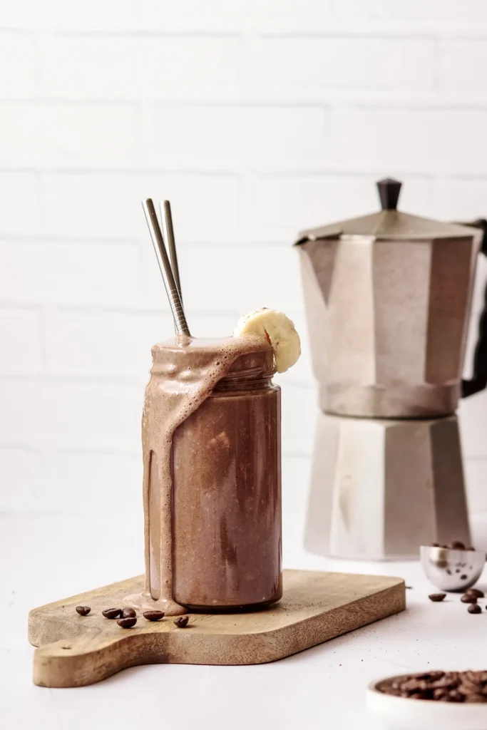 Mocha Smoothie mit gefrorener Banane, cremig und erfrischend, kombiniert mit Kaffee und Kakao – perfekter Genussmoment für Energie und Erfrischung.