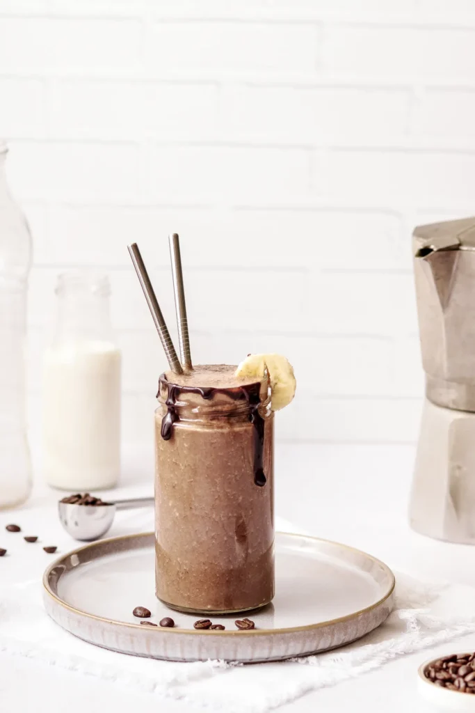 Mocha Smoothie mit gefrorener Banane, cremig und erfrischend, kombiniert mit Kaffee und Kakao – perfekter Genussmoment für Energie und Erfrischung.