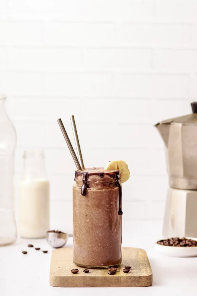 Mocha Smoothie mit gefrorener Banane, cremig und erfrischend, kombiniert mit Kaffee und Kakao – perfekter Genussmoment für Energie und Erfrischung.