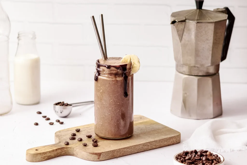 Mocha Smoothie mit gefrorener Banane, cremig und erfrischend, kombiniert mit Kaffee und Kakao – perfekter Genussmoment für Energie und Erfrischung.