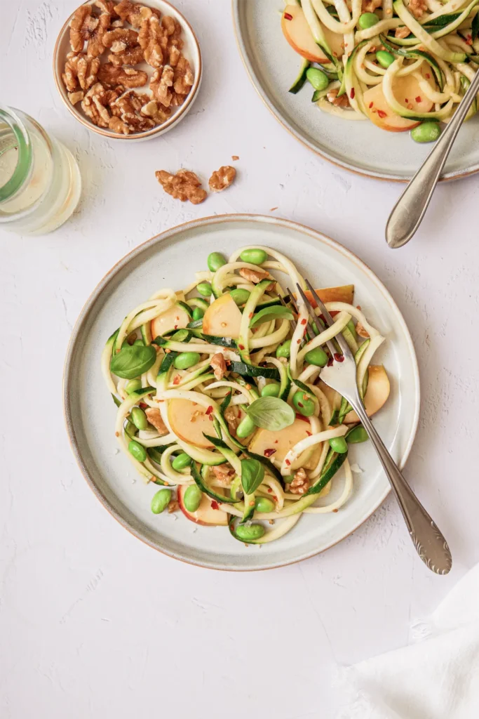 Zucchini-Edamame-Apfel-Salat mit Walnüssen – Frischer und gesunder Salat mit knackigem Gemüse, fruchtigem Apfel und nussigem Crunch