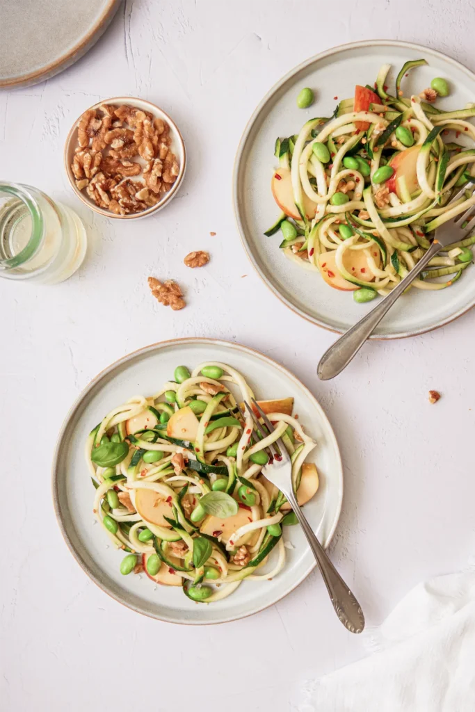 Zucchini-Edamame-Apfel-Salat mit Walnüssen – Frischer und gesunder Salat mit knackigem Gemüse, fruchtigem Apfel und nussigem Crunch