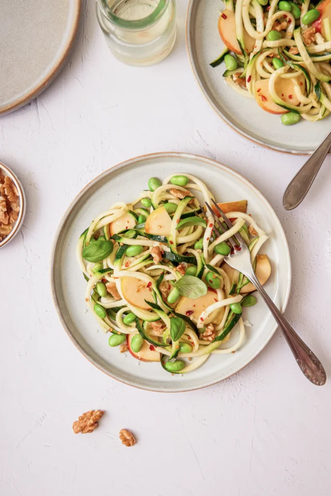 Zucchini-Edamame-Apfel-Salat mit Walnüssen – Frischer und gesunder Salat mit knackigem Gemüse, fruchtigem Apfel und nussigem Crunch