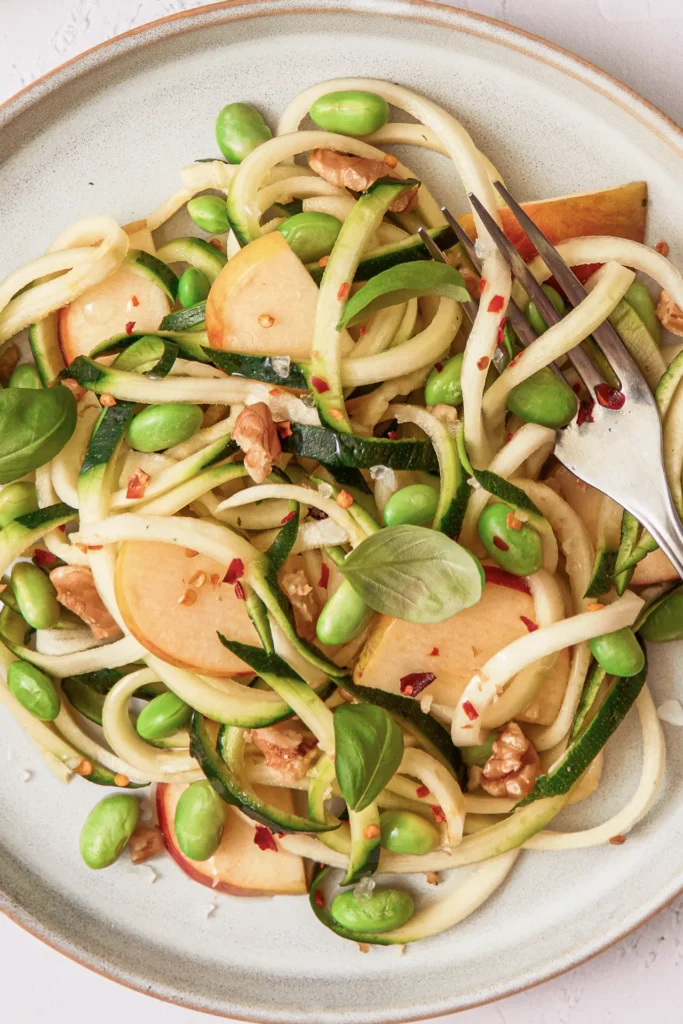 Zucchini-Edamame-Apfel-Salat mit Walnüssen – Frischer und gesunder Salat mit knackigem Gemüse, fruchtigem Apfel und nussigem Crunch