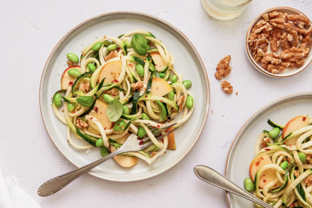 Zucchini-Edamame-Apfel-Salat mit Walnüssen – Frischer und gesunder Salat mit knackigem Gemüse, fruchtigem Apfel und nussigem Crunch