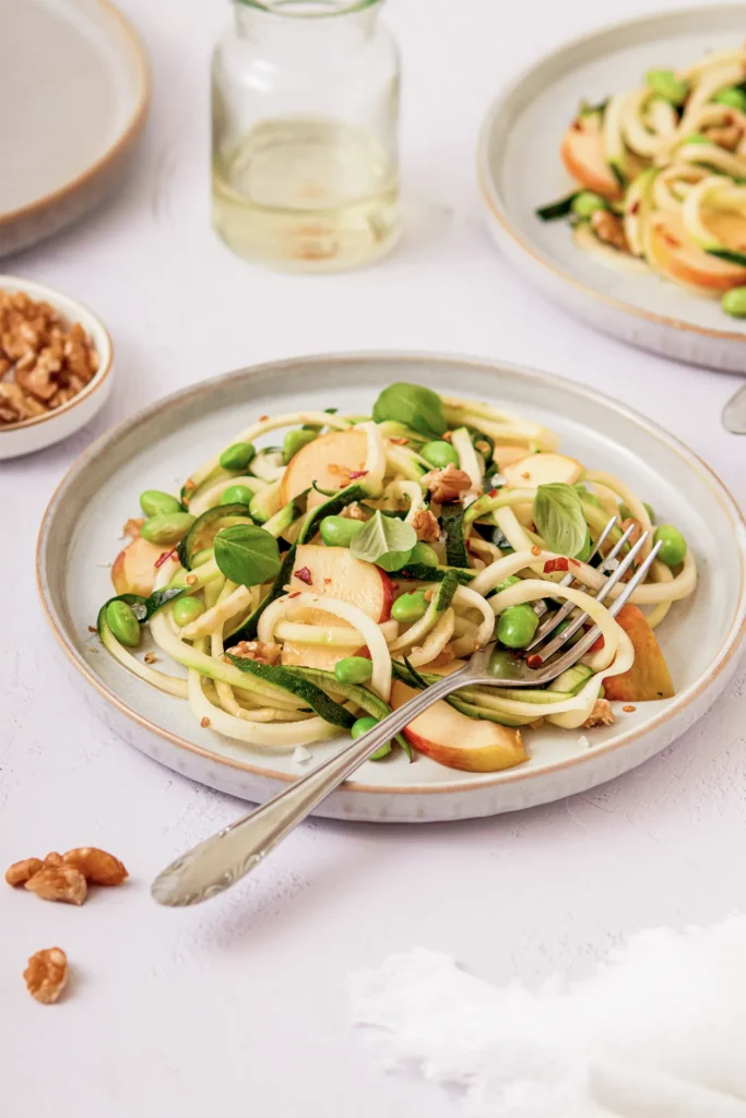 Zucchini-Edamame-Apfel-Salat mit Walnüssen – Frischer und gesunder Salat mit knackigem Gemüse, fruchtigem Apfel und nussigem Crunch