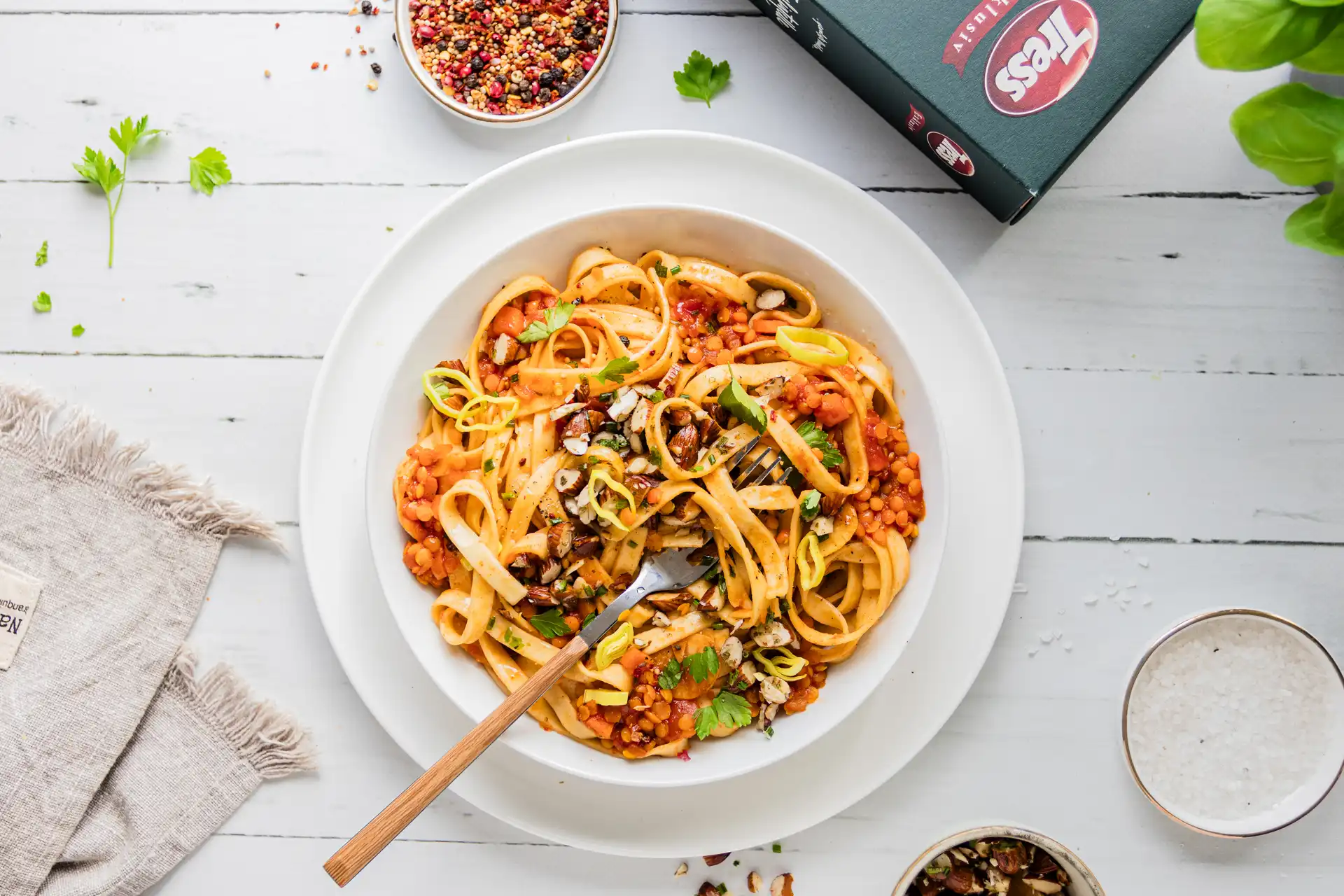 Orientalische Linsen Bolognese mit Kräutermandeln-mit-TRESS-Nudeln