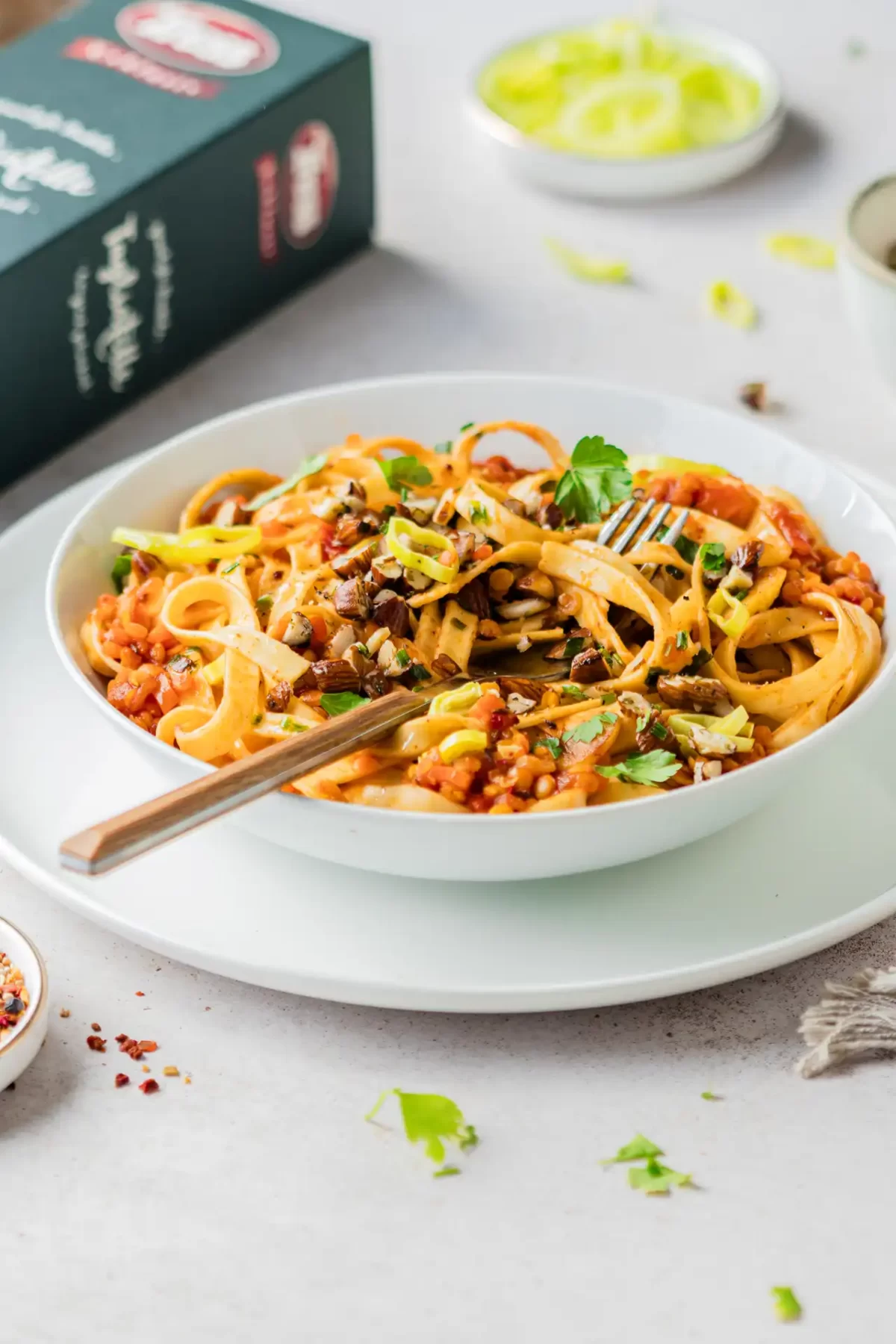 Orientalische Linsen Bolognese mit Kräutermandeln mit TRESS-Nudeln