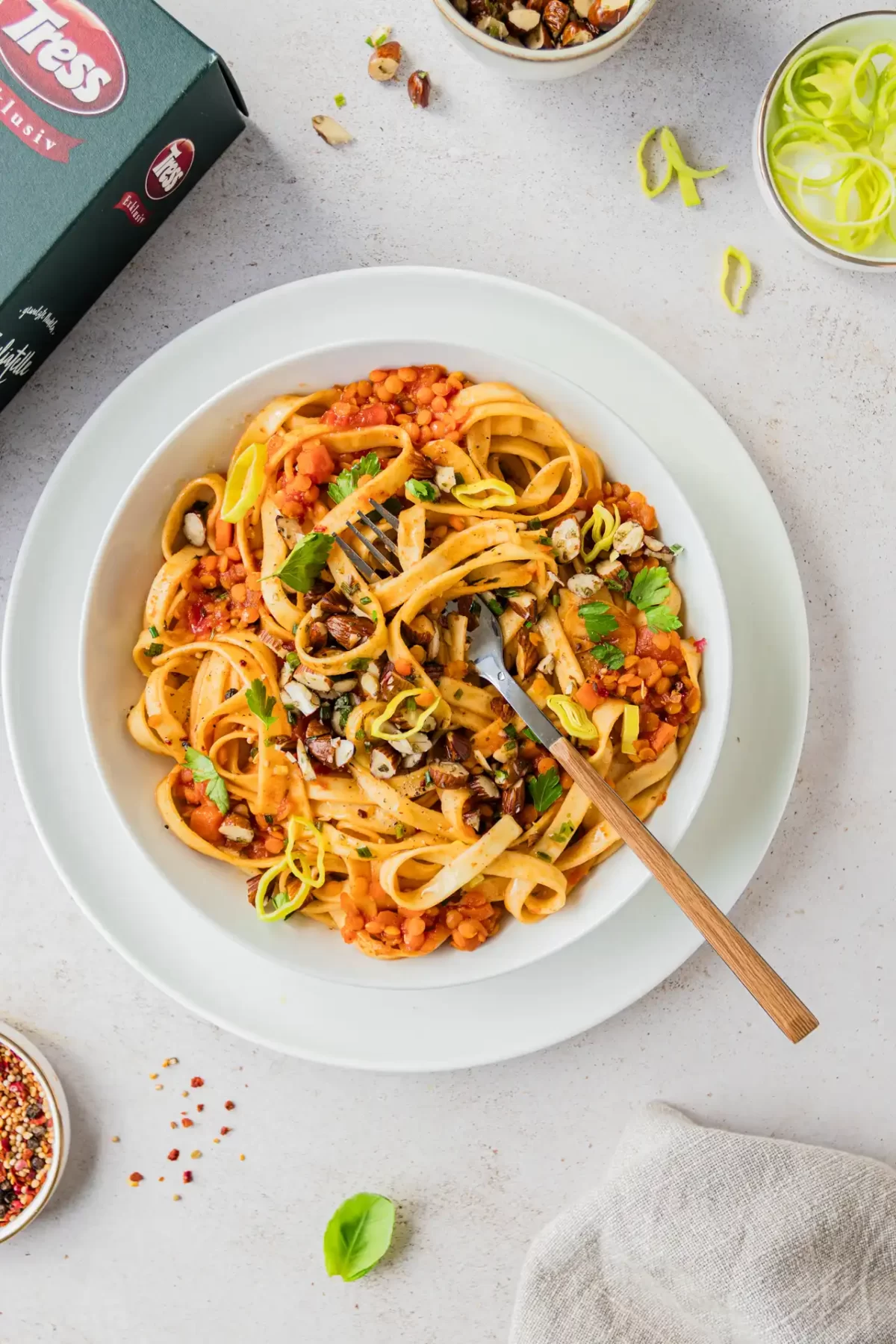 Orientalische Linsen Bolognese mit Kräutermandeln mit TRESS-Nudeln