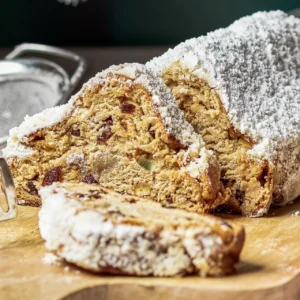 Food-Fotografie von David Steiner für Kochbackwelt: Weihnachtlicher Marzipan-Stollen, perfekt in Szene gesetzt mit festlichen Details.