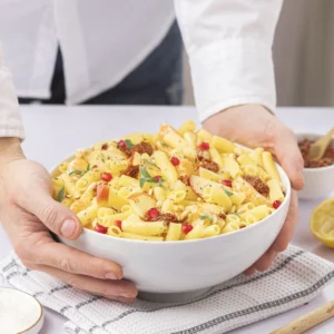 Food-Fotografie von David Steiner: Mediterraner Nudelsalat mit Mandarinen, Granatapfel und Walnüssen – perfekt inszeniert für die Kochbackwelt.