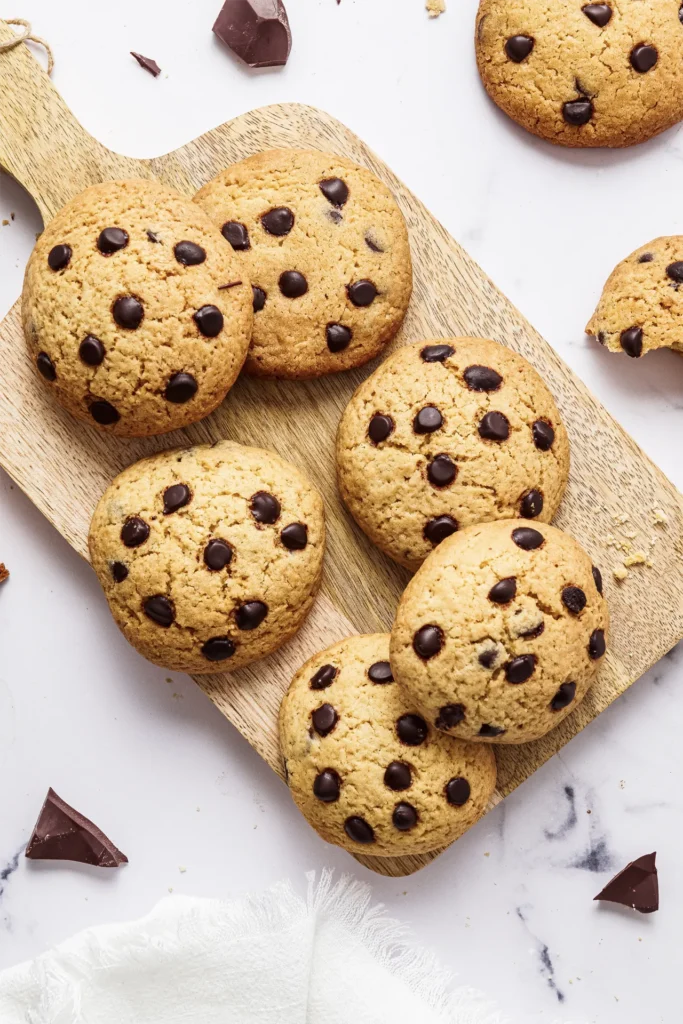 Frisch gebackene Chocolate Cookies mit knusprigem Rand und schmelzender Schokolade, perfekt für Genussmomente und süße Pausen