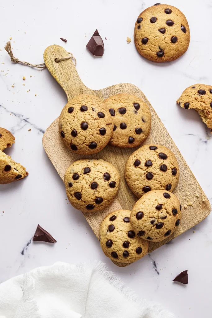 Frisch gebackene Chocolate Cookies mit knusprigem Rand und schmelzender Schokolade, perfekt für Genussmomente und süße Pausen