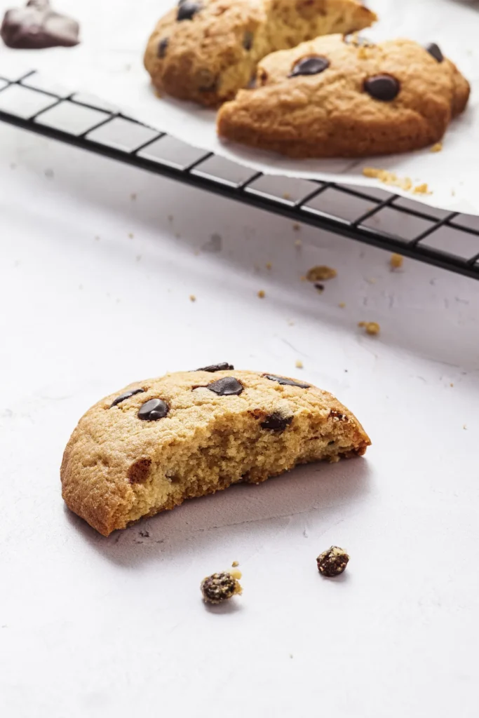 Frisch gebackene Chocolate Cookies mit knusprigem Rand und schmelzender Schokolade, perfekt für Genussmomente und süße Pausen