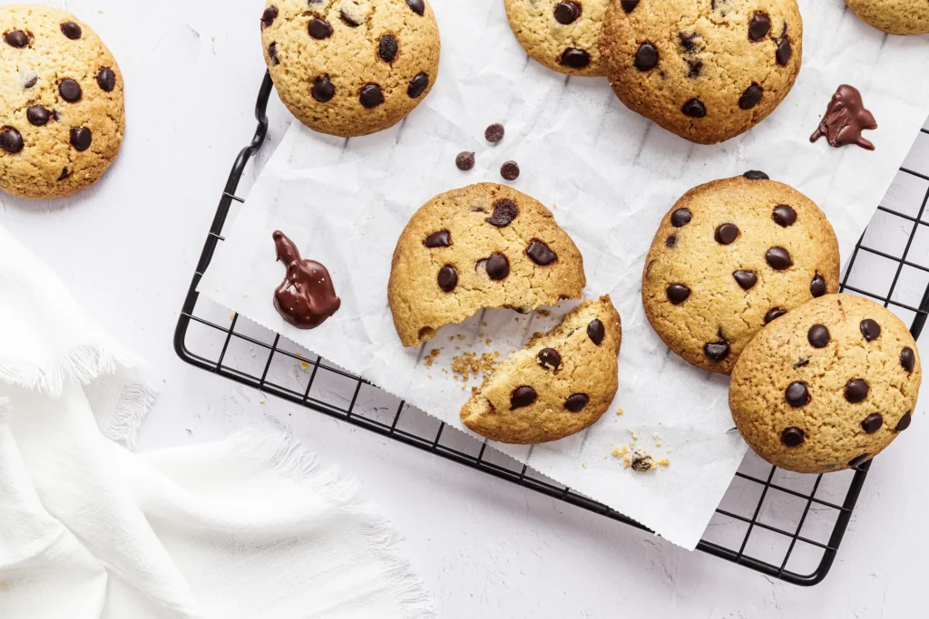 Frisch gebackene Chocolate Cookies mit knusprigem Rand und schmelzender Schokolade, perfekt für Genussmomente und süße Pausen