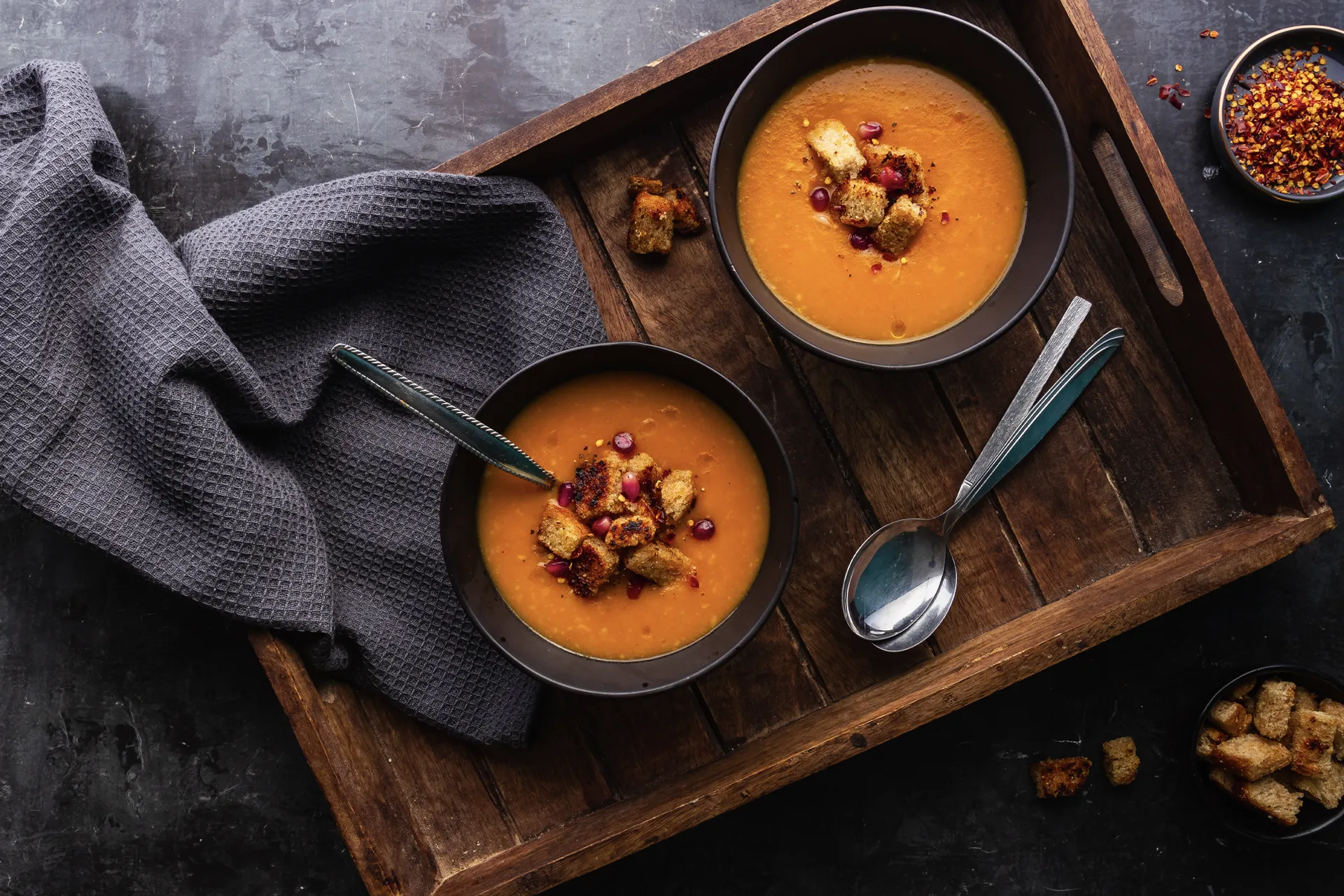 Wärmende Karotten-Ingwer-Suppe mit cremiger Kokosmilch, verfeinert mit frischen Kräutern – eine gesunde, aromatische Mahlzeit für kalte Tage.