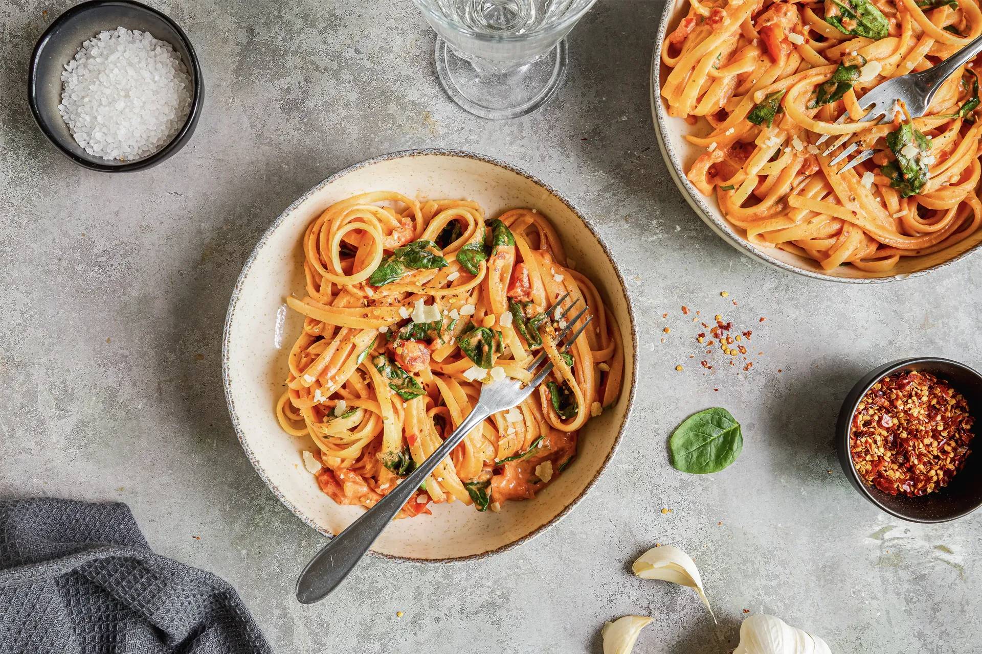 Linguine mit cremiger Frischkäse-Sauce, frischem Spinat und gehackten Tomaten – ein köstliches Pasta-Gericht für Genießer.