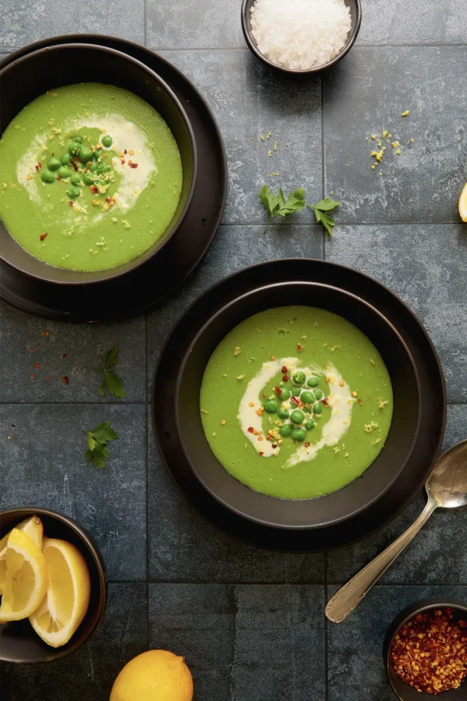 Köstliche Erbsensuppe mit frischer Zitrone, serviert in einer Schale, garniert mit Kräutern – ein leichtes, cremiges und gesundes Rezept für jede Jahreszeit.