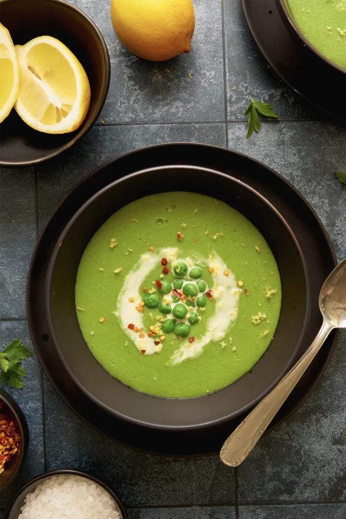 Köstliche Erbsensuppe mit frischer Zitrone, serviert in einer Schale, garniert mit Kräutern – ein leichtes, cremiges und gesundes Rezept für jede Jahreszeit.