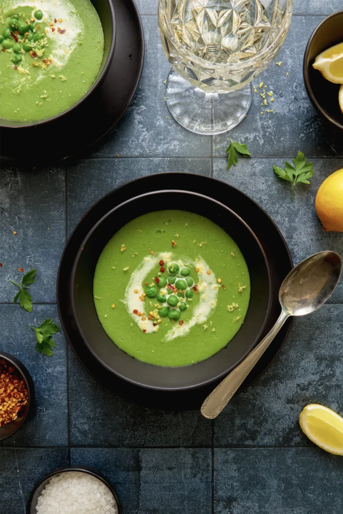 Köstliche Erbsensuppe mit frischer Zitrone, serviert in einer Schale, garniert mit Kräutern – ein leichtes, cremiges und gesundes Rezept für jede Jahreszeit.