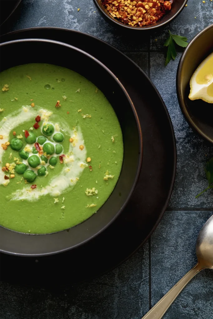 Köstliche Erbsensuppe mit frischer Zitrone, serviert in einer Schale, garniert mit Kräutern – ein leichtes, cremiges und gesundes Rezept für jede Jahreszeit.