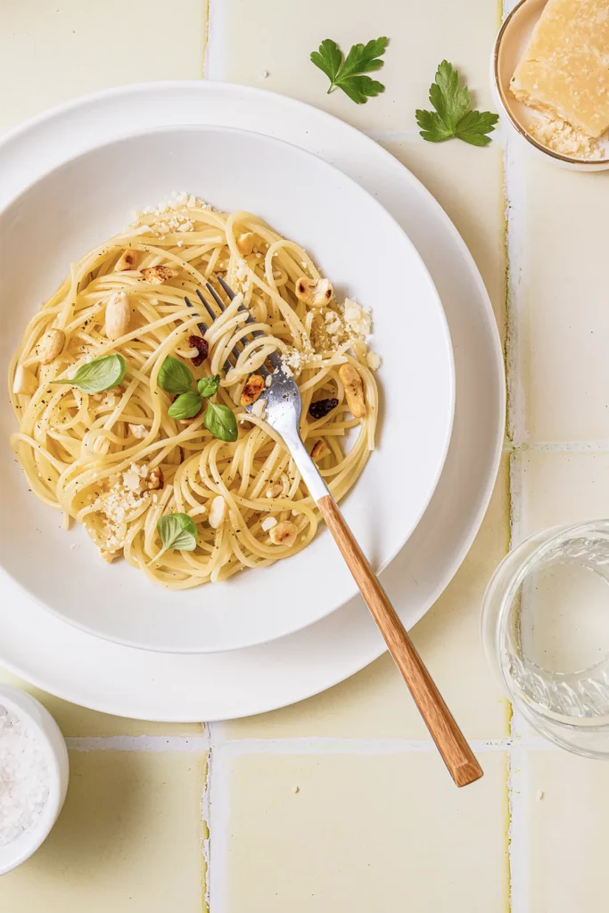 Ein Teller Zitronen-Pasta mit frischem Basilikum, Parmesan und einer Zitronenscheibe